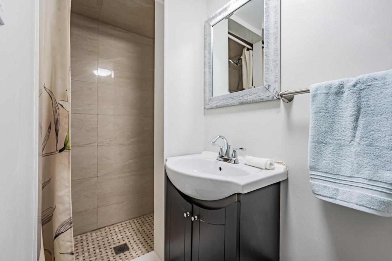 Beautiful Property In Downtown Core Close To Subway Station! Toronto Eksteriør billede